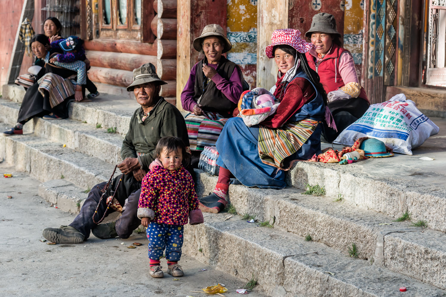 CN151470E-2-Litang-family-at-the-stairs-of-a-prayer-hall_v1.jpg