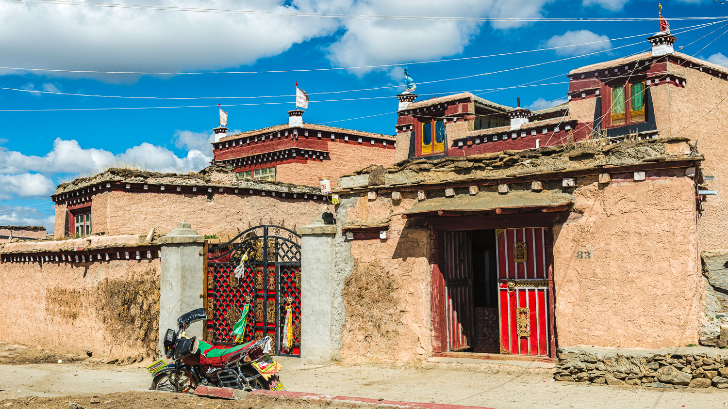 CN151510E-Litang-Typical-tibetan-house.jpg