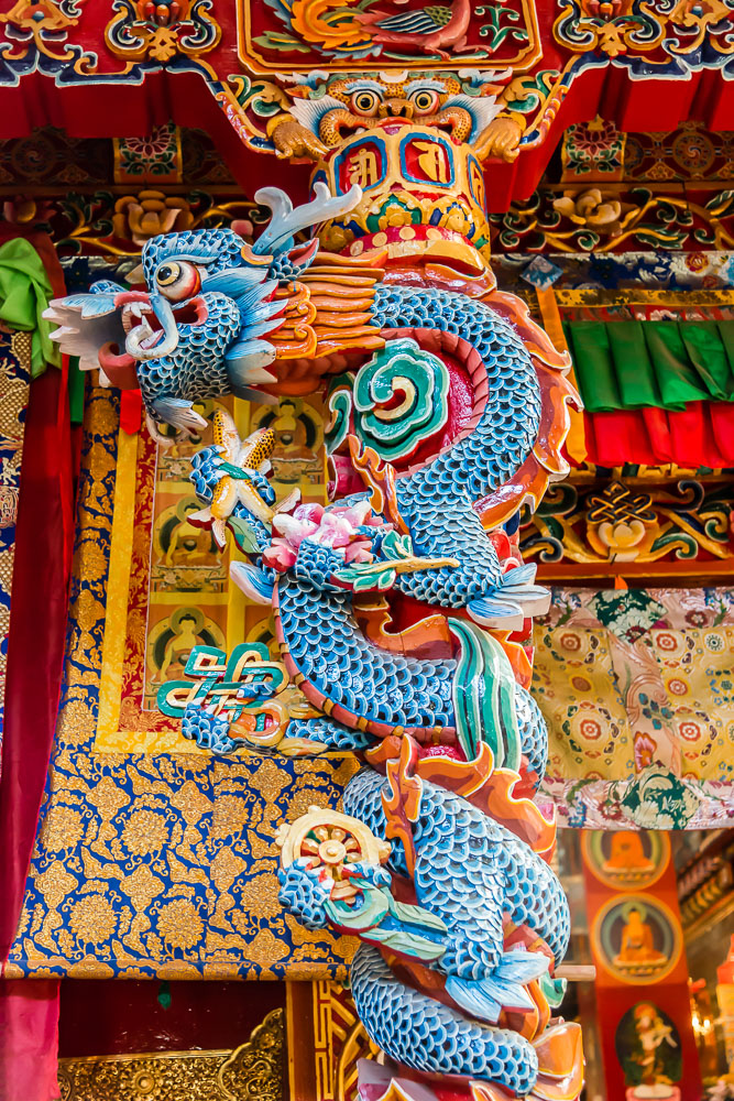 CN151518-Pillar-at-the-Ganden-Thubchen-Choekhorling-Monastery-in-Litang_v1.jpg