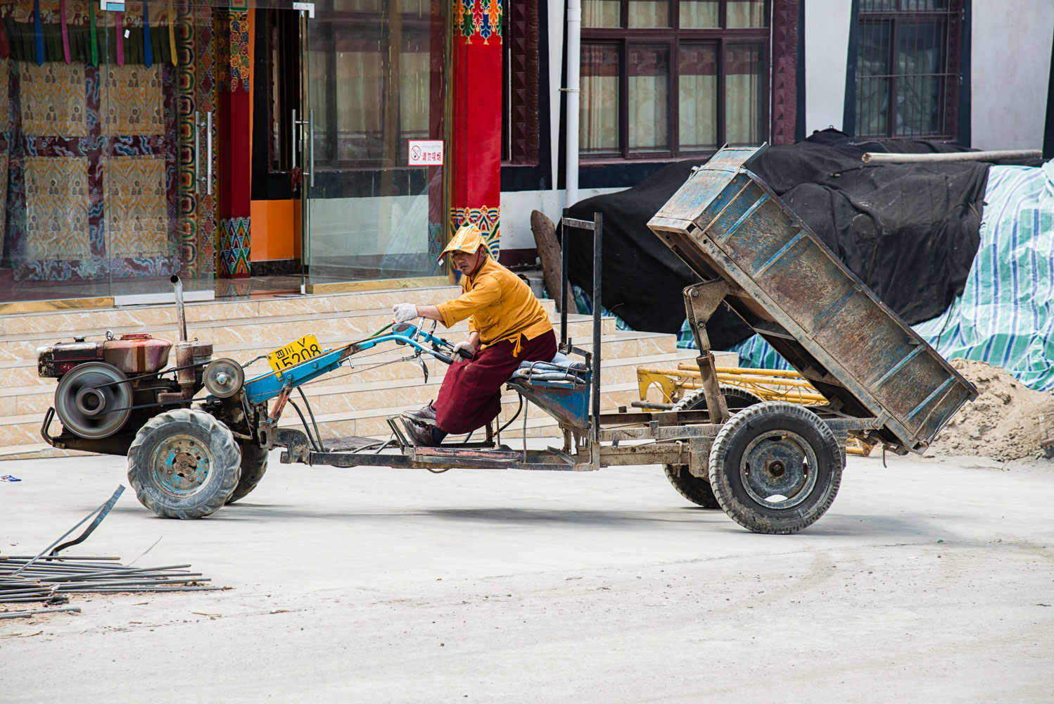 CN151597E-Monk-workman-at-the-Ganden-Thubchen-Choekhorling-Monastery-in-Litang_v1.jpg