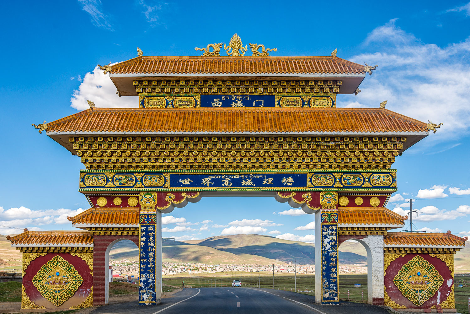 CN151650E-The-City-gate-of-Litang_v1.jpg