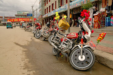 CN050224-Litang-main-street.jpg