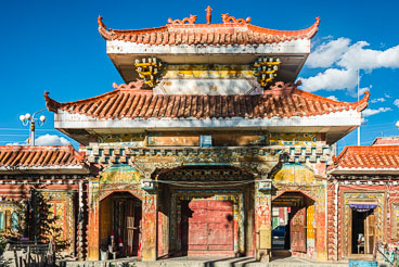 CN151453E-Litang-Doors-to-the-Baita-Gongyuan-temple_v1.jpg