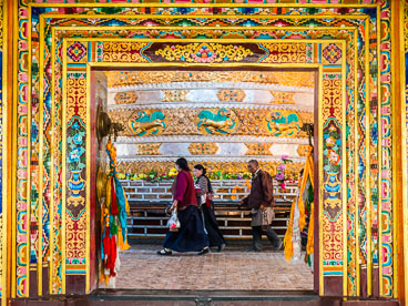 CN151466E-Turning-the-prayer-wheel-at-the-Baita-Gongyuan-temple-in-Litang_v1.jpg