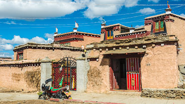 CN151510E-Litang-Typical-tibetan-house.jpg