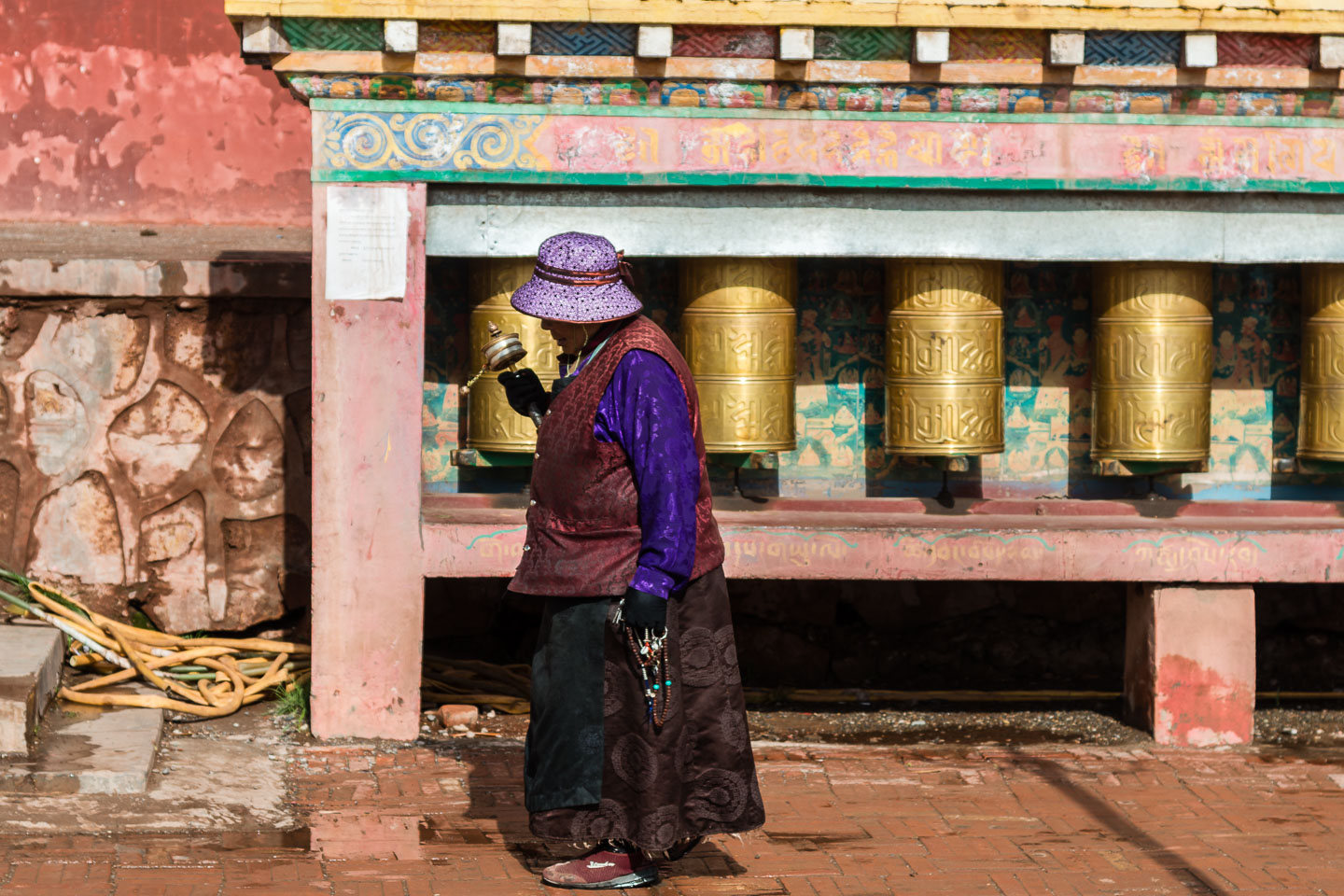 CN150805-Nangchen-prayer-at-a-Shorda-monastery.jpg