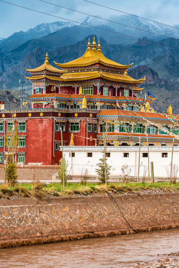 CN150718-Nangchen-Shorda-monastery-with-mountain-backdrop.jpg