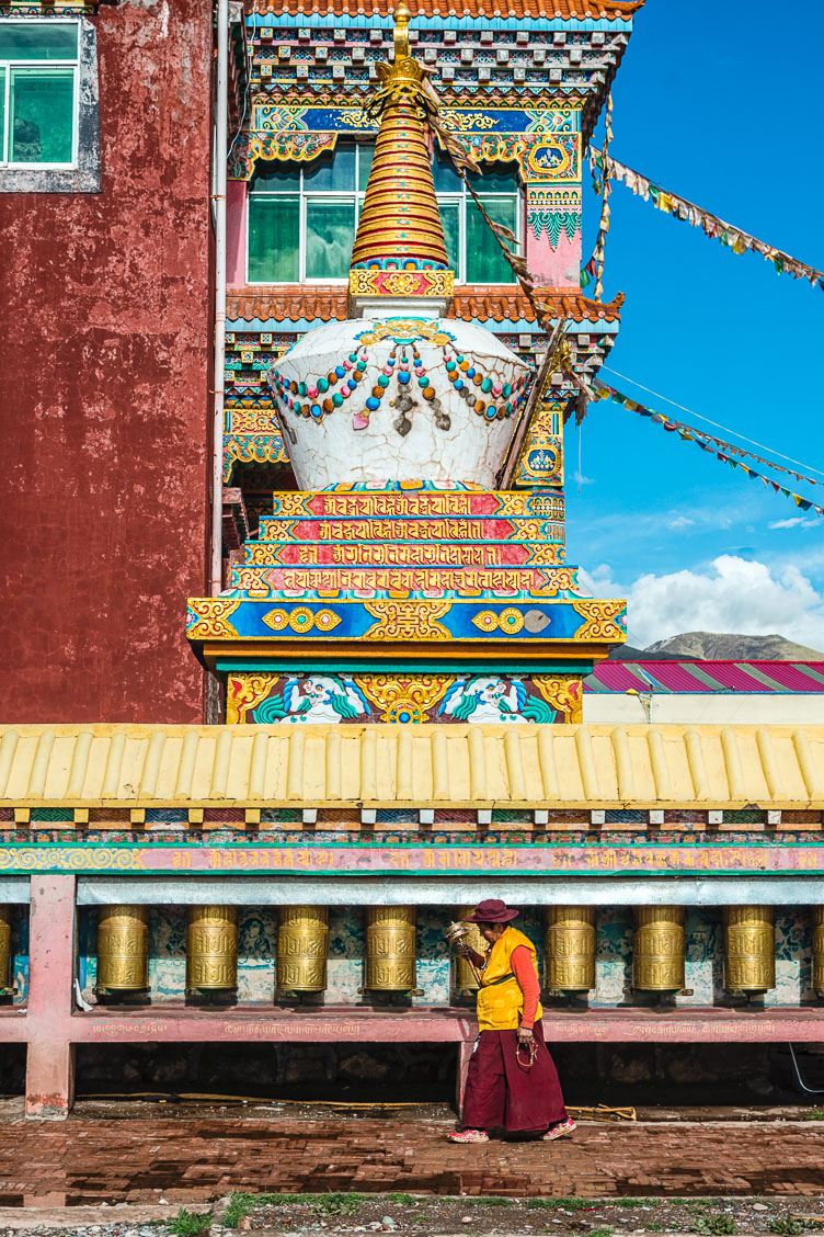 CN150808-Edit-Nangchen-prayer-at-a-Shorda-monastery.jpg