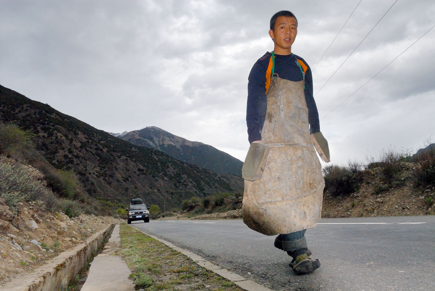 CN070689-Pigrim-on-the-way-to-Lhasa.jpg