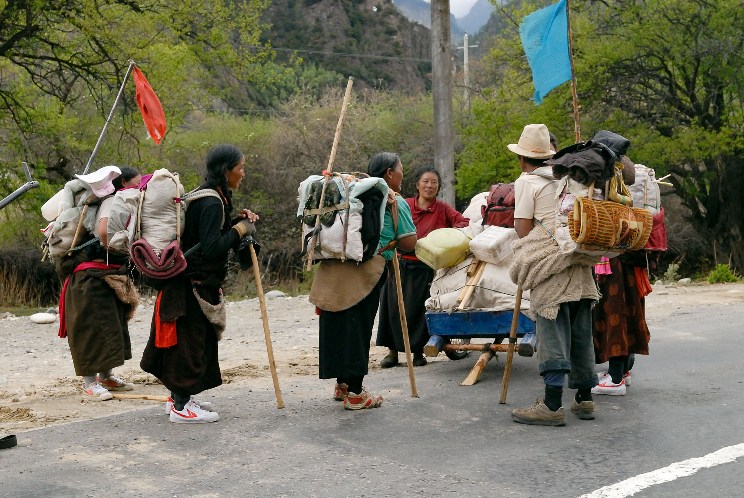 CN070690-Pigrims-on-the-way-to-Lhasa.jpg