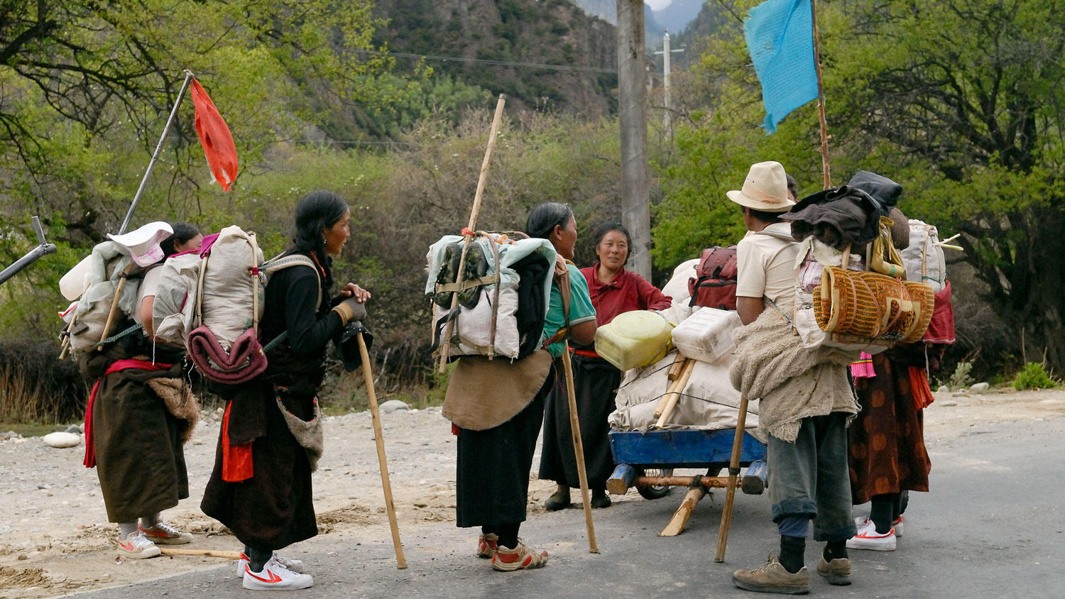 CN070690-Pigrims-on-the-way-to-Lhasa_v1.jpg