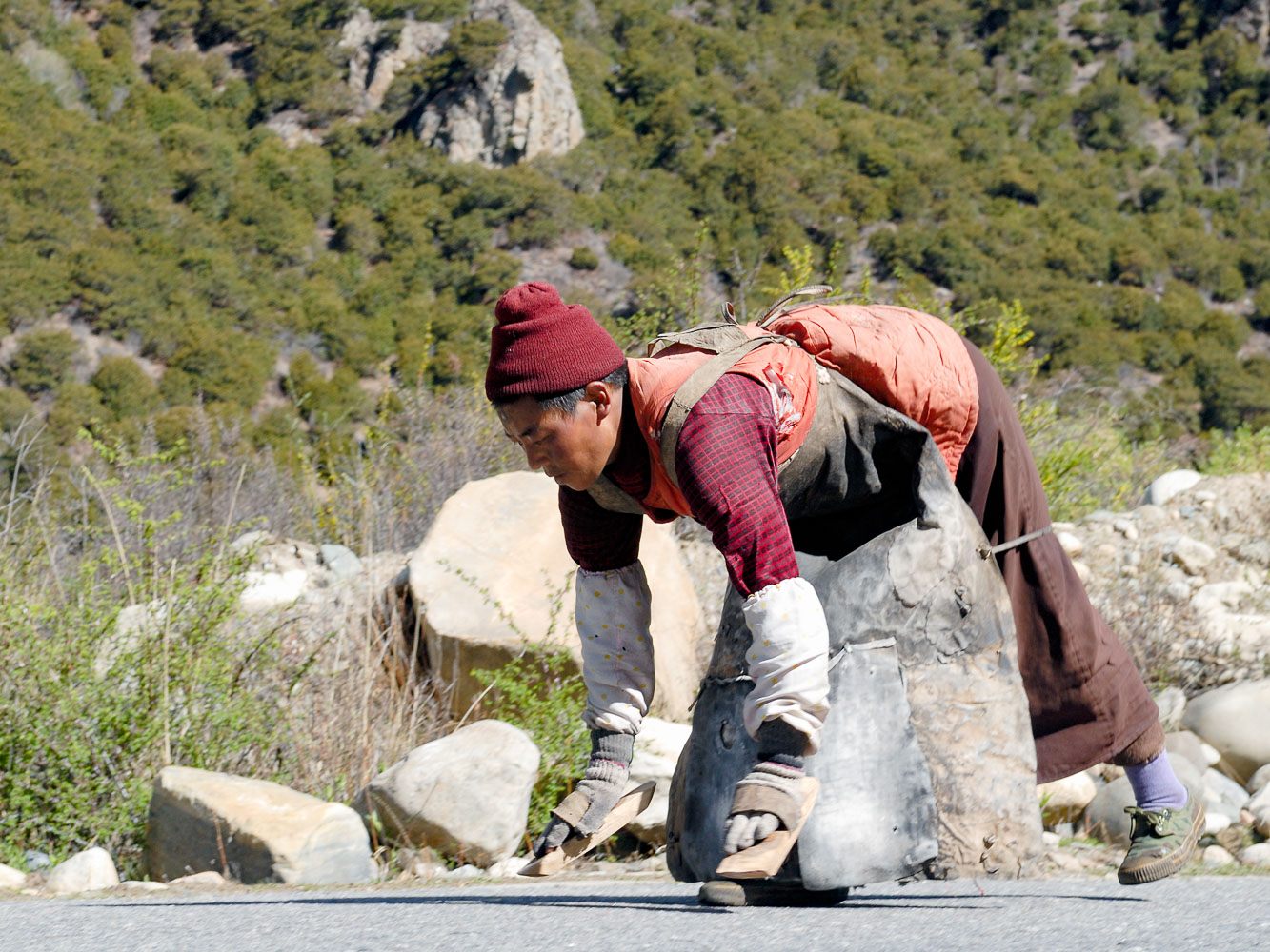 CN070704-Kongpo-Gyamda-to-Lhasa-prostrating-woman-.jpg