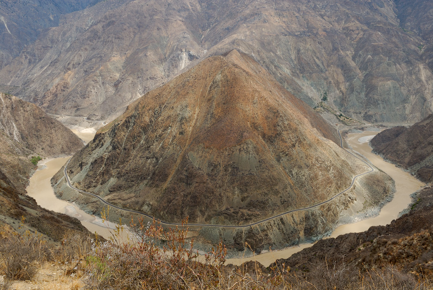 CN070399-Zhongdian-to-Deqin-famous-bend-of-the-Yangtze.jpg