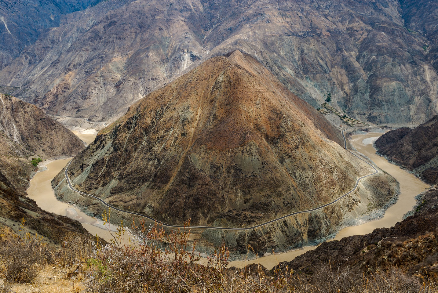 CN070399-Zhongdian-to-Deqin-famous-bend-of-the-Yangtze_v1.jpg