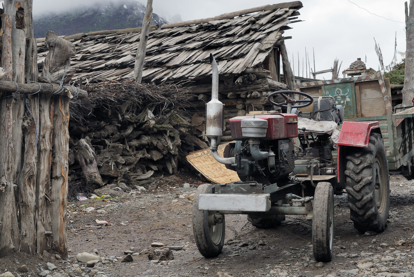 CN070600-Rawok-farmhouse-and-tractor.jpg