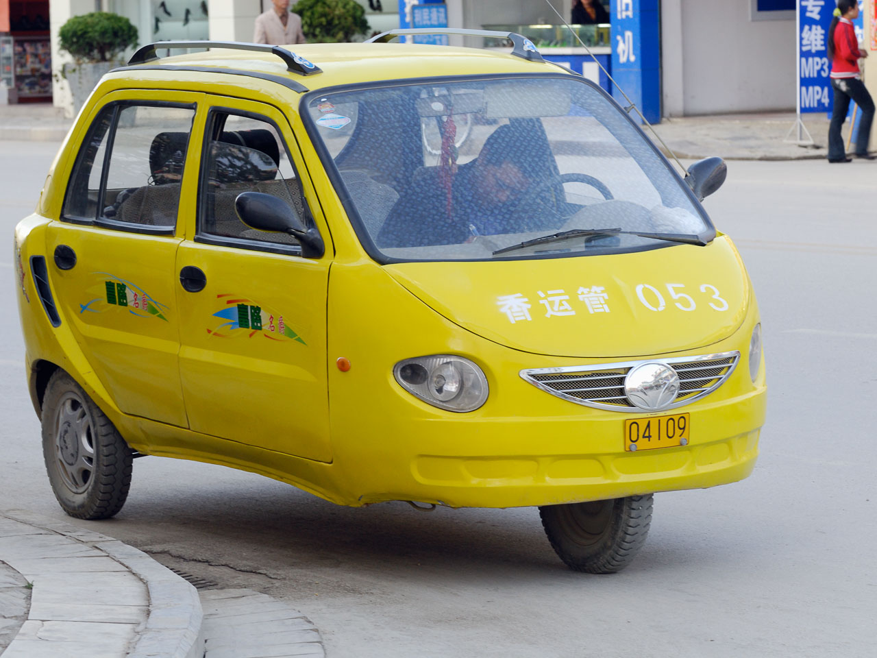 CN070302-Y-Zhongdian-taking-the-trishaw-another-step.jpg