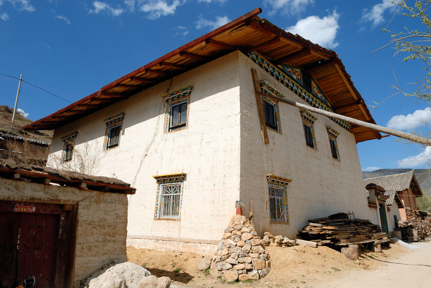 CN070332-Zhongdian-Tibetan-house.jpg