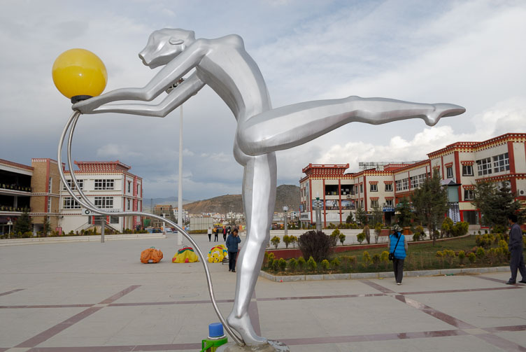 CN070260-Y-Zhongdian-Athletic-statue-in-an-empty-square_.jpg