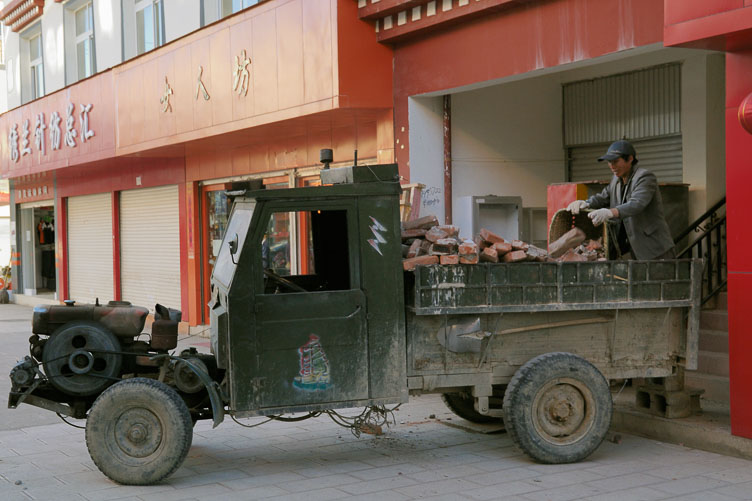 CN070283-Y-Zhongdian-old-trucks-and-new-streets.jpg