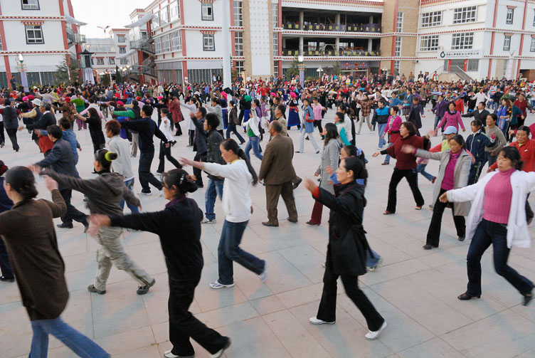 CN070288-Y-Zhongdian-folk-dancing-at-a-village-square.jpg