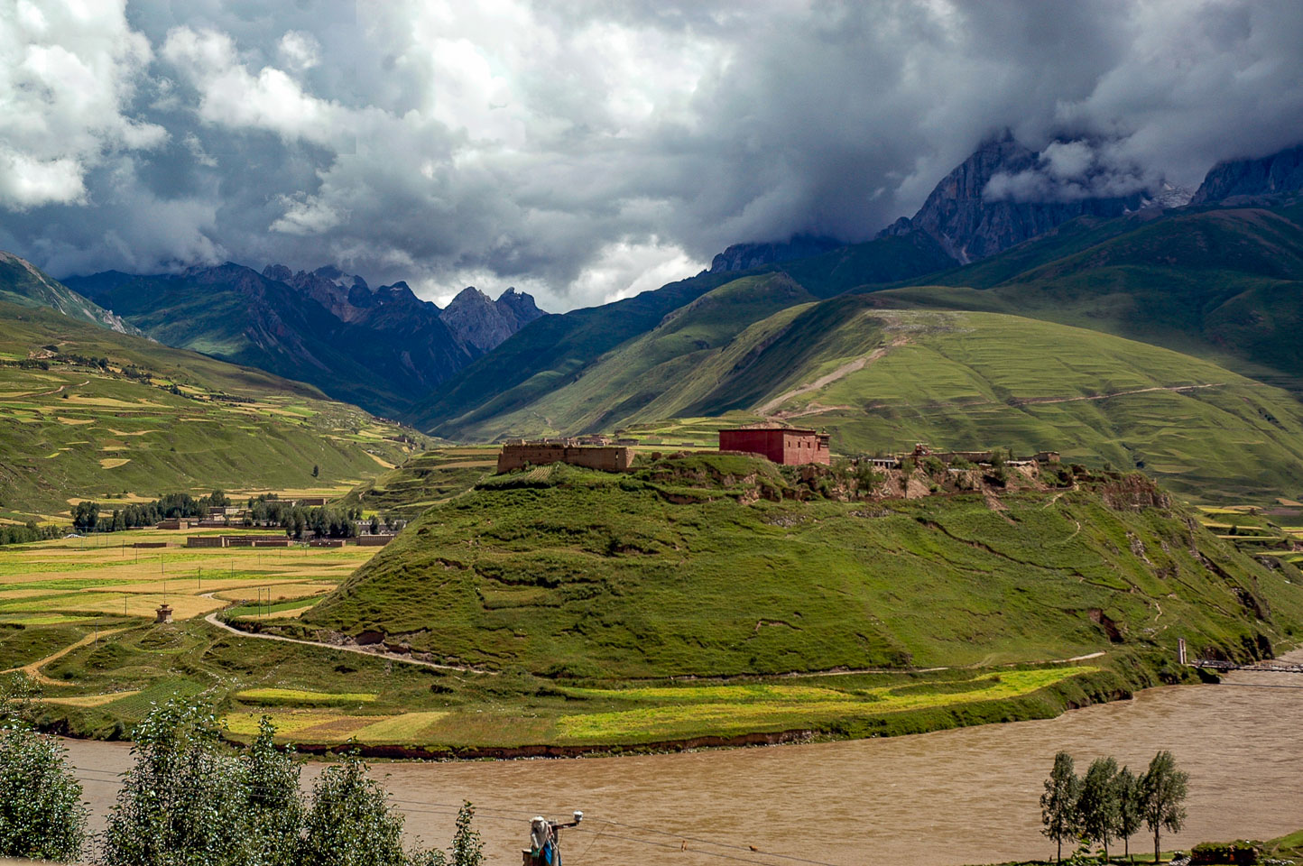 CN050291-River-bend-near-Ganzi.jpg