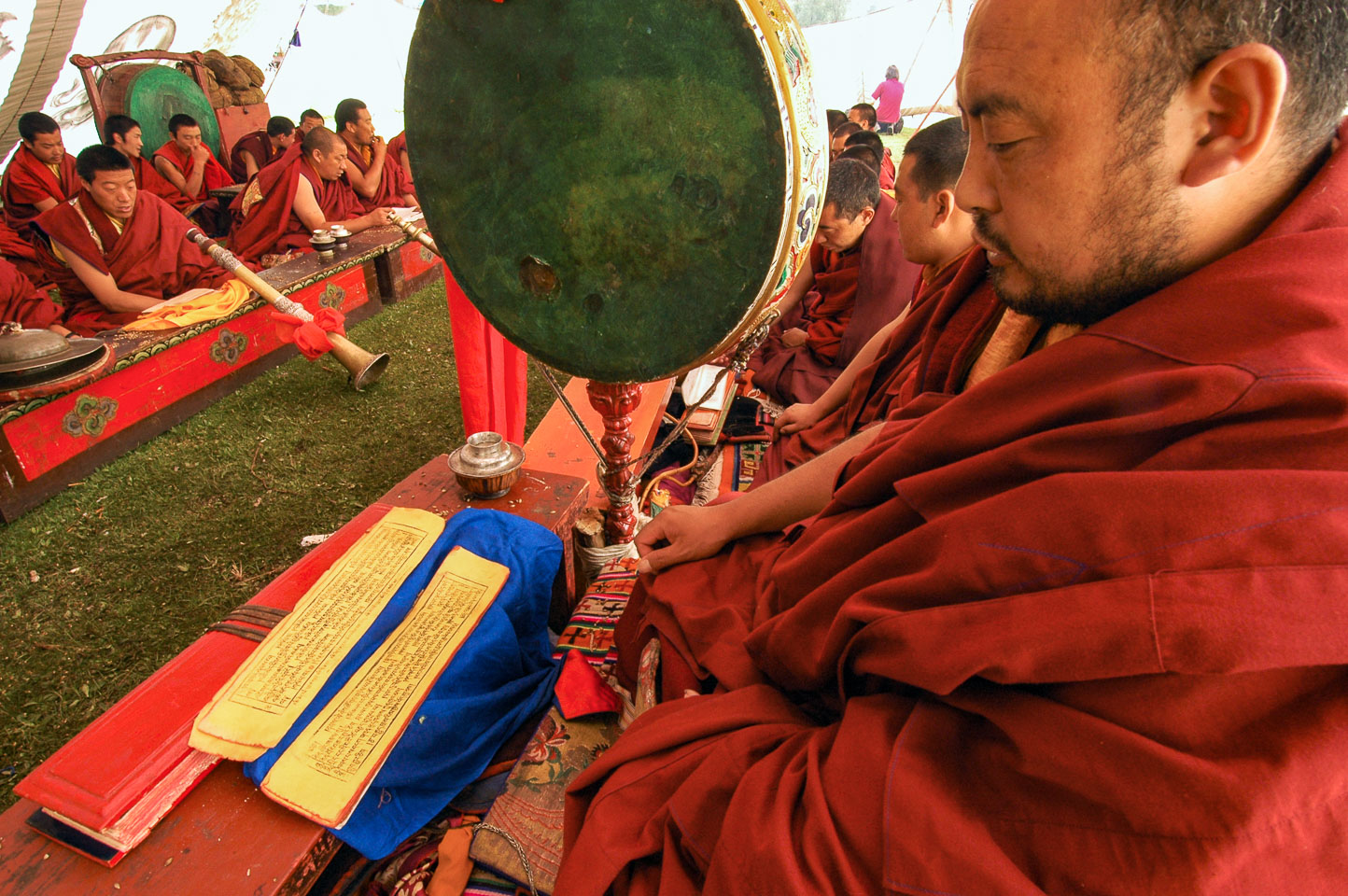 CN050392-Monks-chanting-Dege.jpg