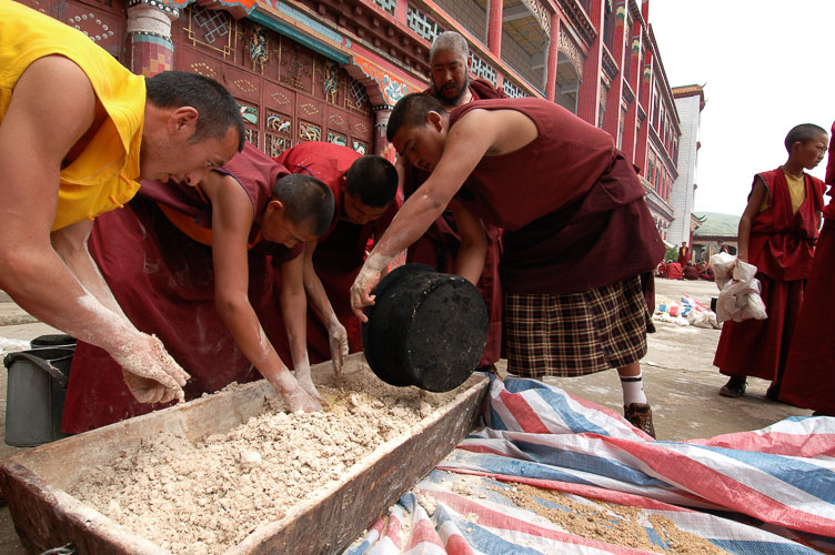 CN050279-Monks-preparing-Tsampa-Ganzi.jpg