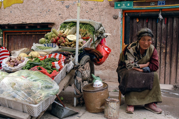 CN050290-Grocery-seller-Ganzi.jpg