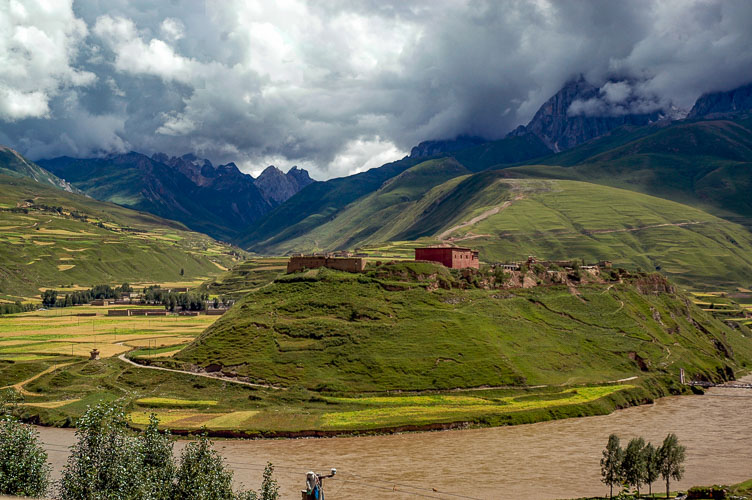 CN050291-River-bend-near-Ganzi.jpg