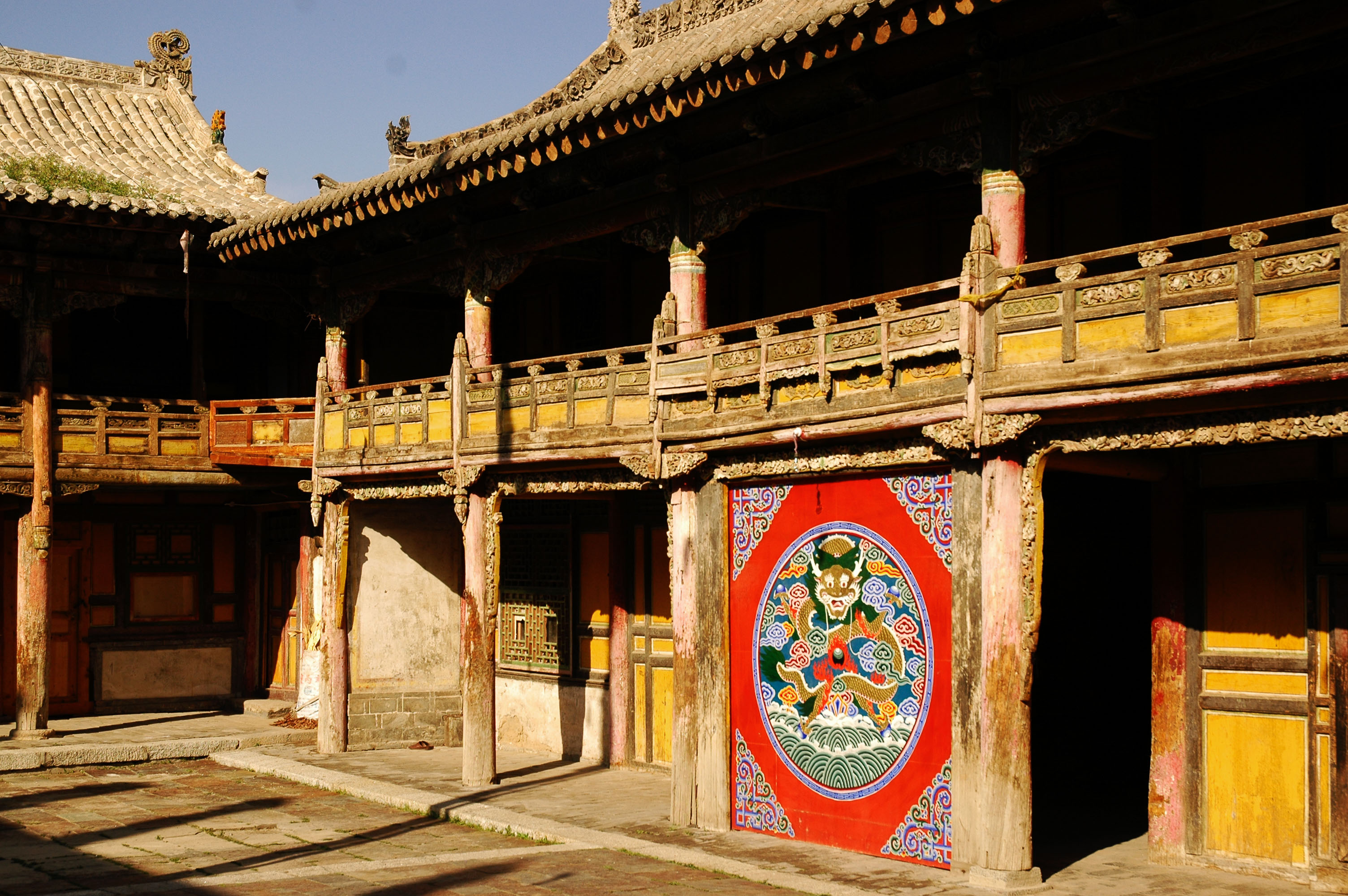 CN050675-A-Courtyard-in-Kumbum-monastery.jpg