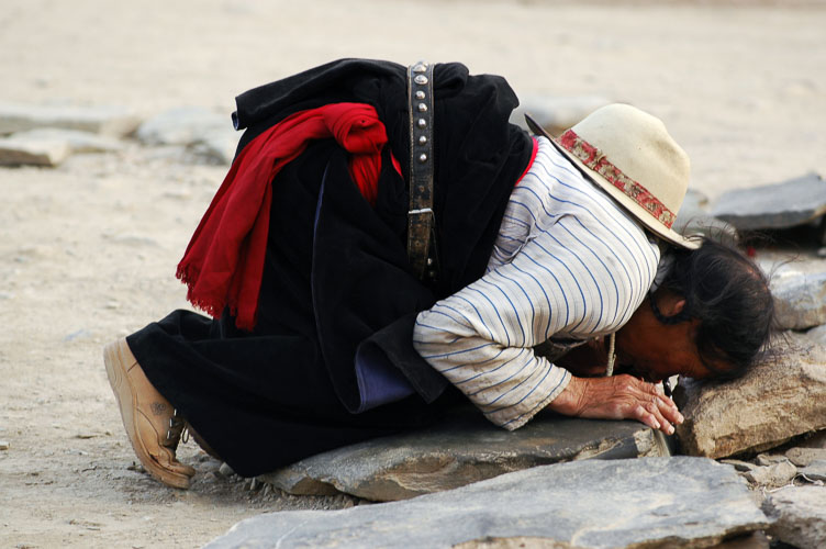 Xiahe-Prostrating woman CN050779-Xiahe-Prostrating-woman_.jpg