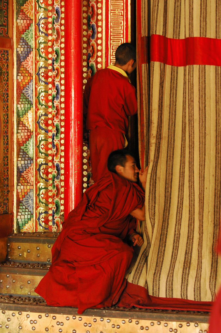 Peeping in-Langmusi CN050851-Peeping-in-Langmusi.jpg