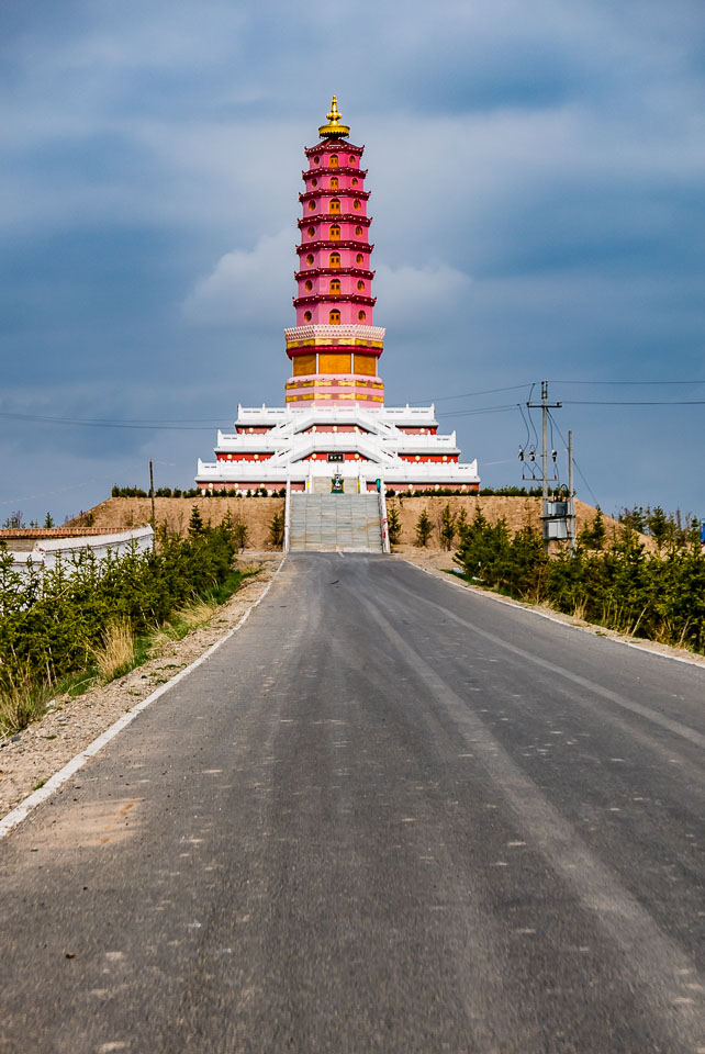 CN150143-Along-the-road-near-Xining.jpg