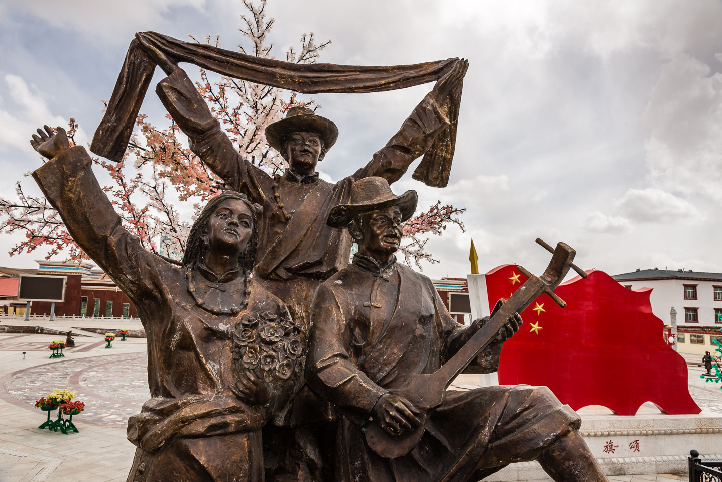 CN150151-Maduo-statues-in-front-of-the-village-square.jpg