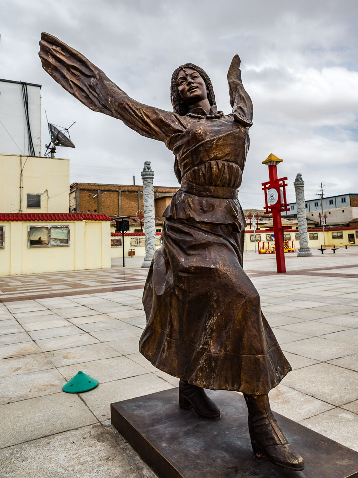 CN150152-Statue-at-the-village-square-in-Maduo.jpg