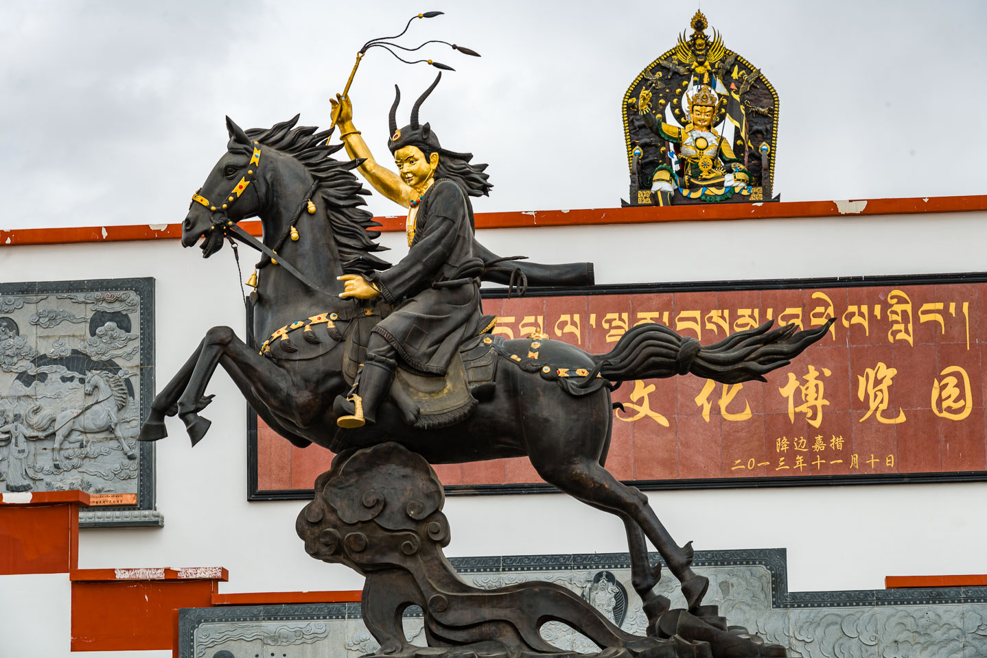 CN150173-Statue-at-the-main-temple-Maduo.jpg