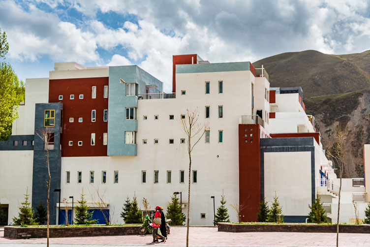 CN150242-Architecture-in-the-new-Yushu.jpg