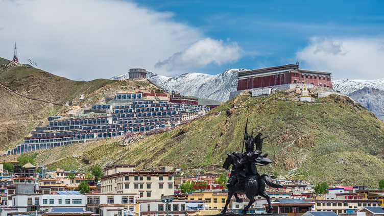 CN151205-View-over-Yushu.jpg