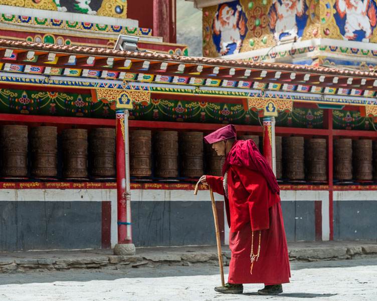 CN151260-Yushu-monk-at-the-Gyanak-Mani-Temple.jpg