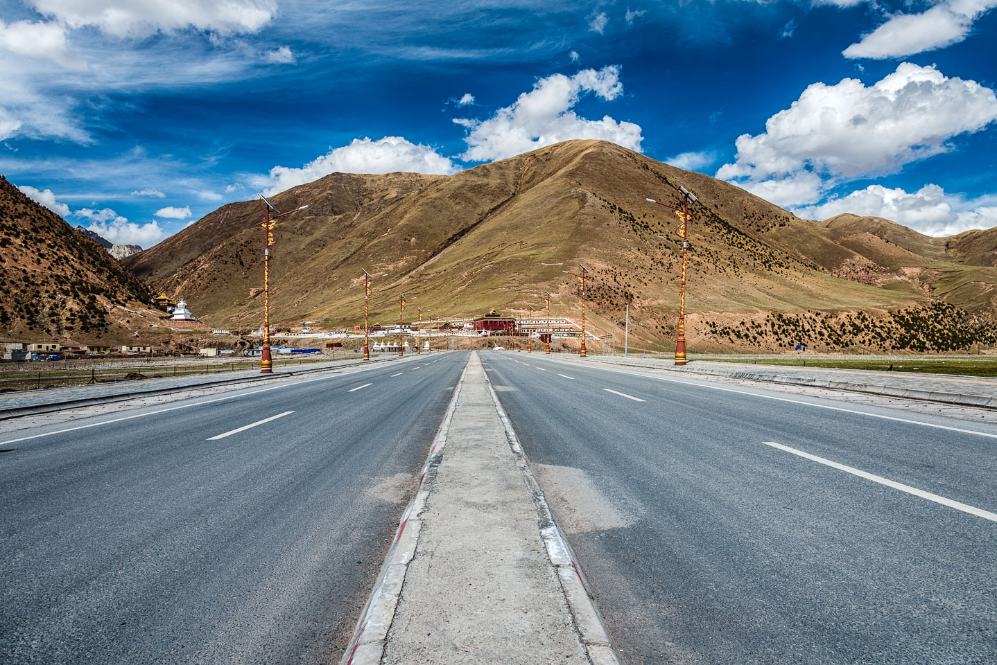 CN150397-Zadoi-Qapugtang-the-road-to-the-Siri-si-monastery.jpg