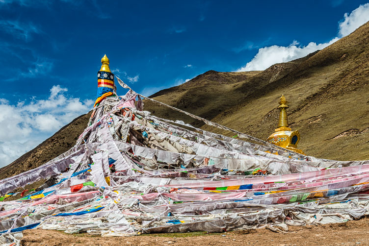 CN150359-Zadoi-Qapugtang-mount-of-prayer-flags.jpg