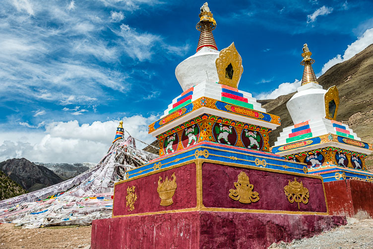 CN150375-Zadoi-Qapugtang-Stupas-and-prayer-flags.jpg