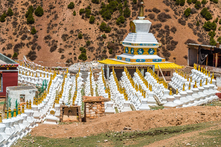 CN150462-Zadoi-stupas-at-the_.jpg