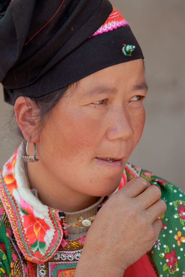 CN070122-Y-Dali-woman-at-Weishan-market.jpg