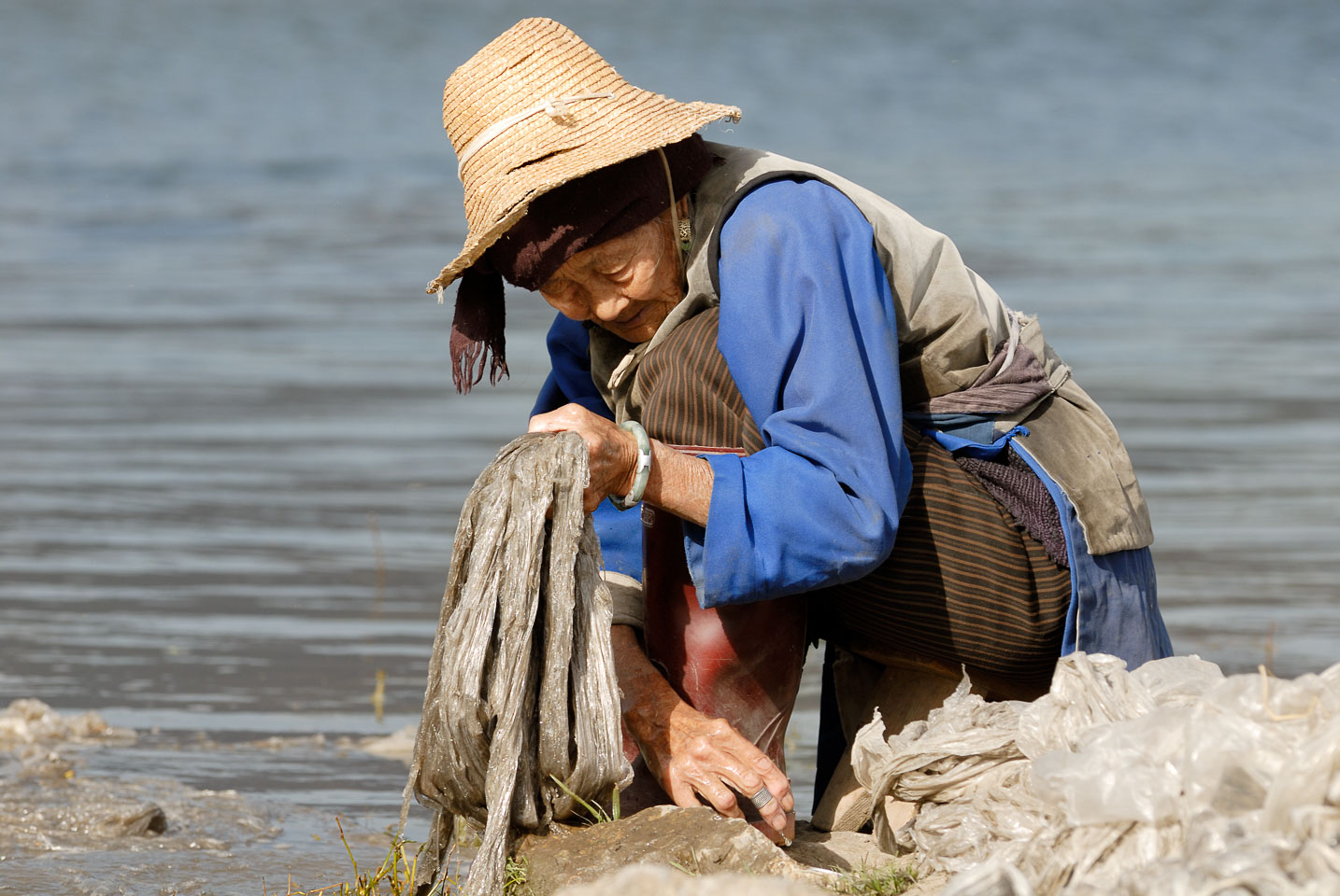 CN070173-Y-Dali-Fisherwoman-at-Erhai-Lake_.jpg