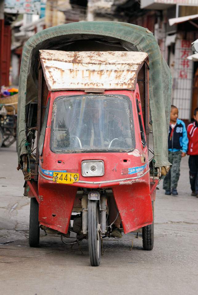 CN070186-Y-Dali--Xizhou-village-transport.jpg