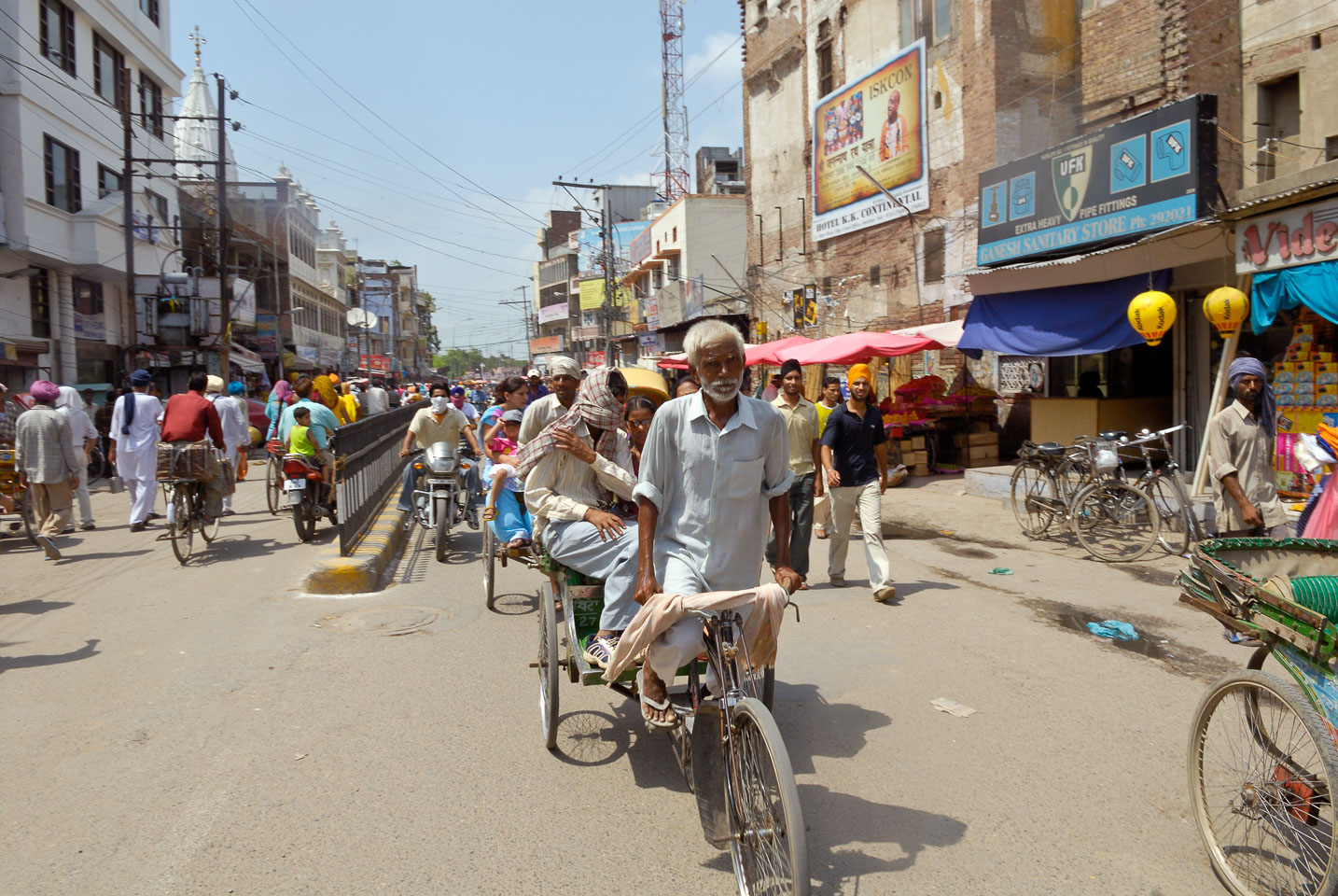 IN071189-The-streets-of-Amritsar.jpg