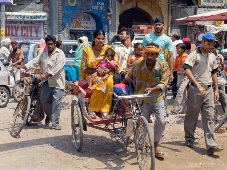 IN071186-The-streets-of-Amritsar.jpg