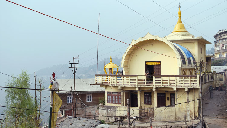 SB06192-Small-temple-in-Darjeeling.jpg