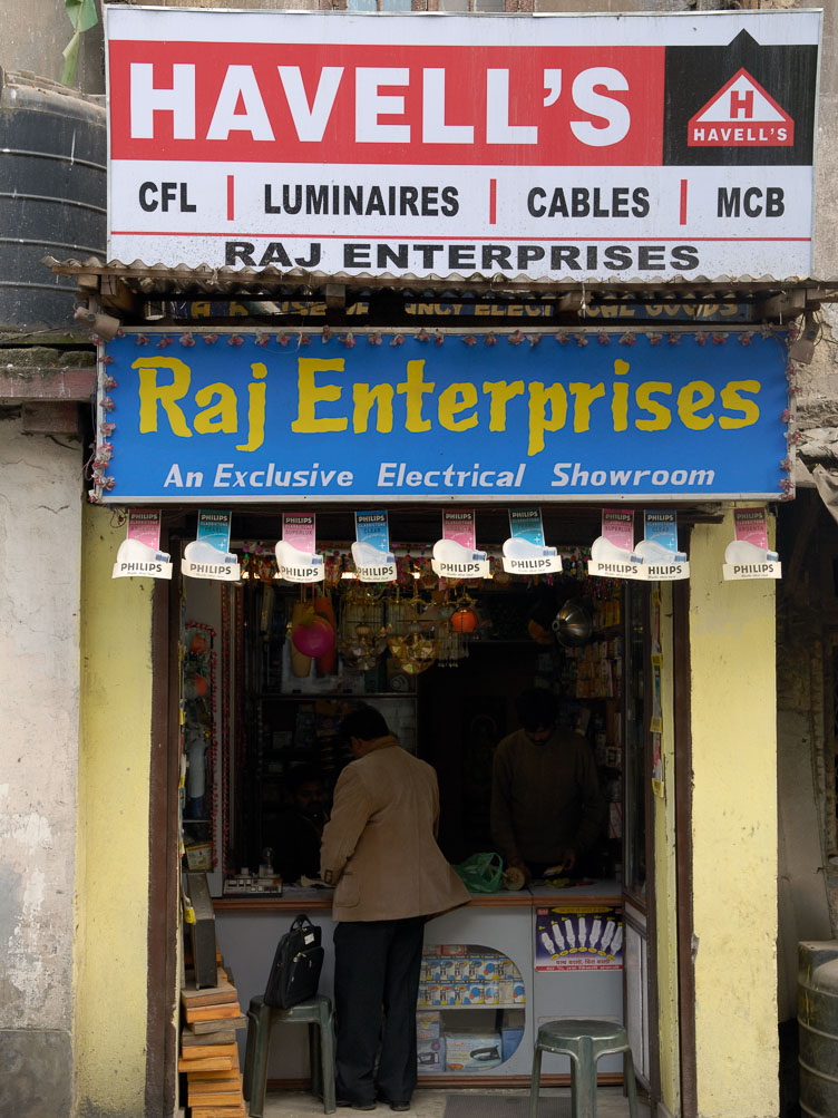 SB06198-Darjeeling-shop.jpg